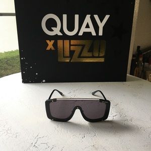Quay x LIZZO Hold for Applause Sunglasses in BLK